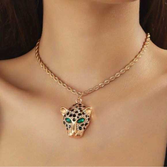 Elegant Gold Leopard Pendant Necklace - Picture 2 of 4